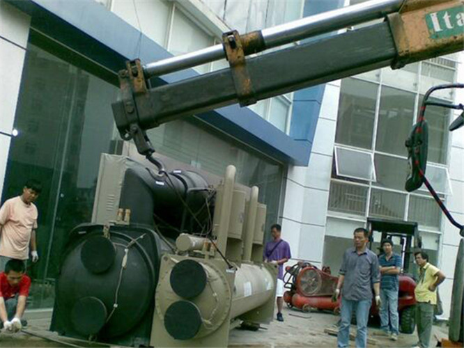 利川市随车吊和汽车吊的核心区别是什么？哪种更省钱？